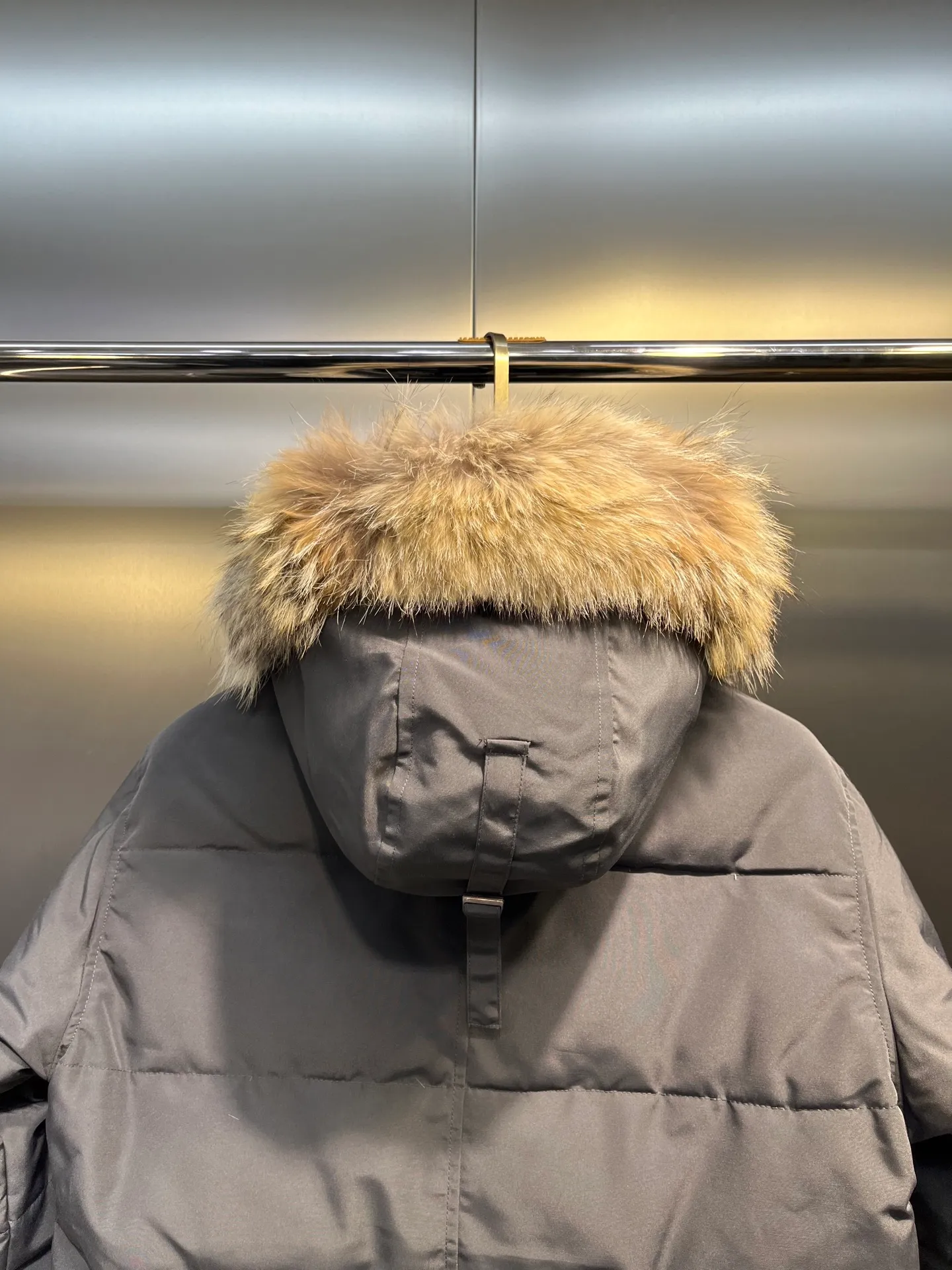 P860 Canada Goose 14 models Canada Goose🌟 Natural Siberian coyote fur collar, the delicate and strong feel, is the sense of life that comes from the erosion of natural wind and frost! Authentic version! All the details are in place! The fabric is made of high-density nano-level waterproof fabric, which is windproof and wear-resistant, and has a certain thickness! The down is 90% national standard white duck down, which can be taken for testing. It uses an imported down flushing machine for accurate down flushing! The grams are guaranteed to be the same. It will not be like the hand racing in small workshops, resulting in more velvet here and less velvet there. The zipper is the YKK brand used by Canada Goose! Smooth and comfortable on both sides! In order to prevent cold wind from pouring in, a double closure design is adopted. On the premise of the traditional zipper fly, a secondary closure with large military buttons is used to bring better warmth retention effect. It retains the classic hooded design and uses super large luxurious wolf fur to protect against wind and cold! The fur collar is removable! It doesn’t matter how low the temperature is this winter, a big goose suit is enough. I’ll give you the wind and temperature!  Size: s-xxl
